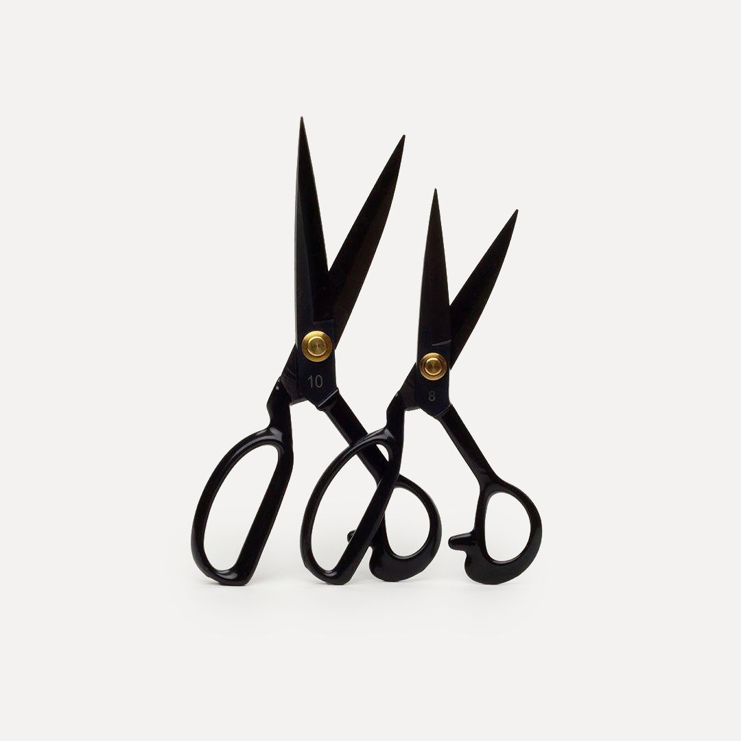 Two sizes of black textile scissors – 20 cm and 25 cm fabric cutting shears for tufting and sewing - Tuft Supplies GmbH